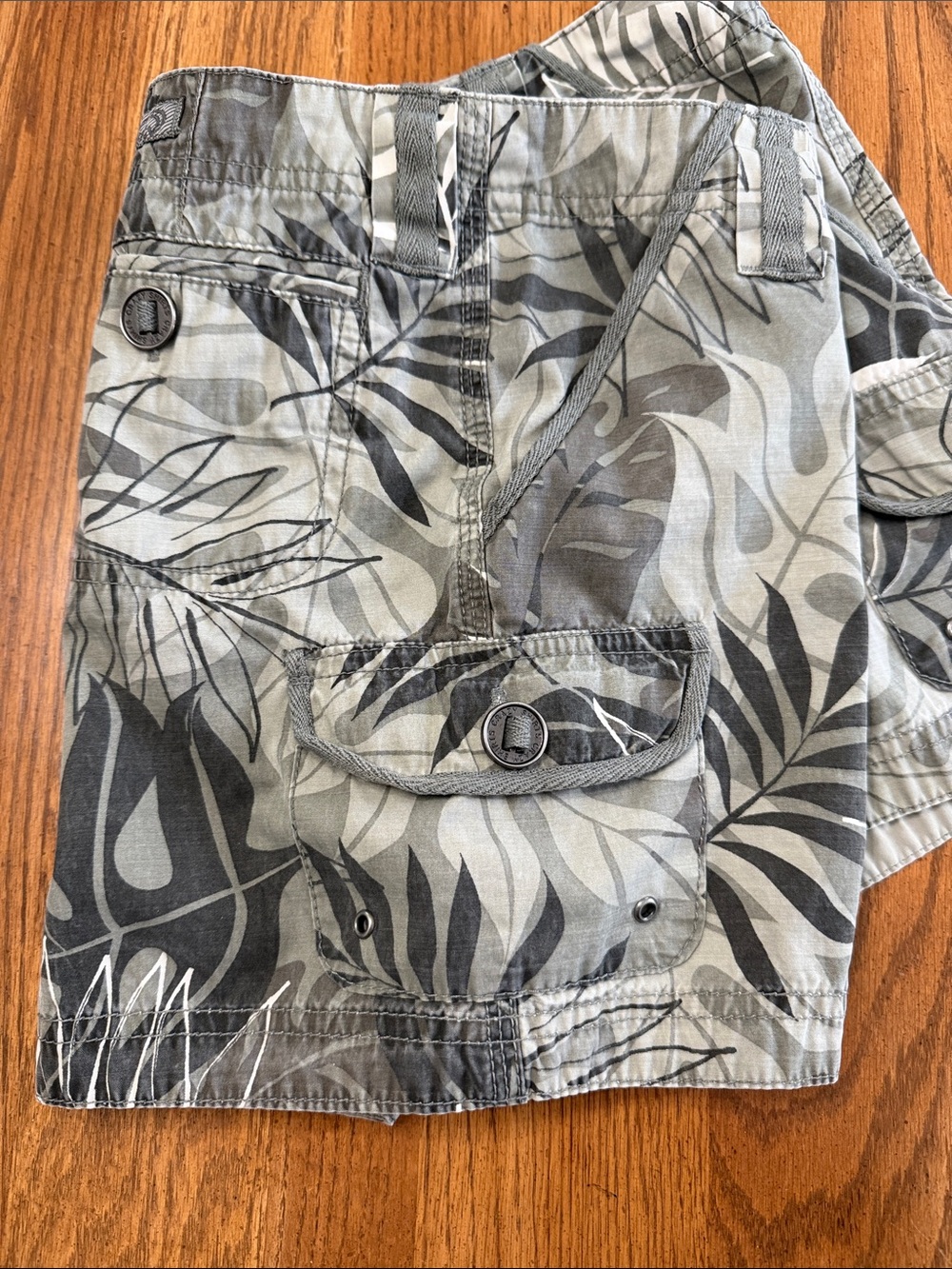Leaf-Print Cargo Shorts in Olive and Gray - Casual Women's Shorts - Picture 6 of 11